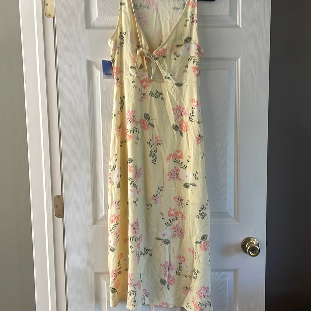 Cute yellow maxi with keyhole front tie and side zip